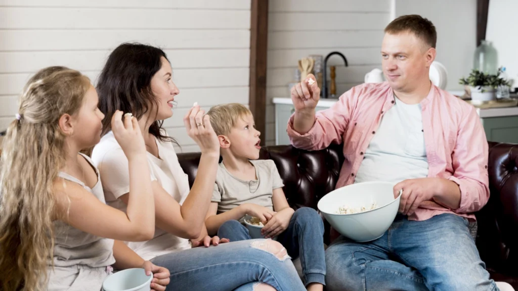 Famiglia felice riunita in momento di riconciliazione 
