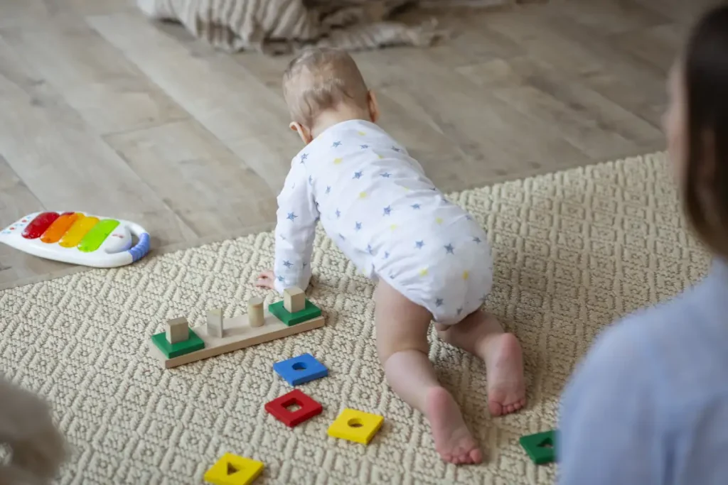 Bambino gioco primi mesi di vita