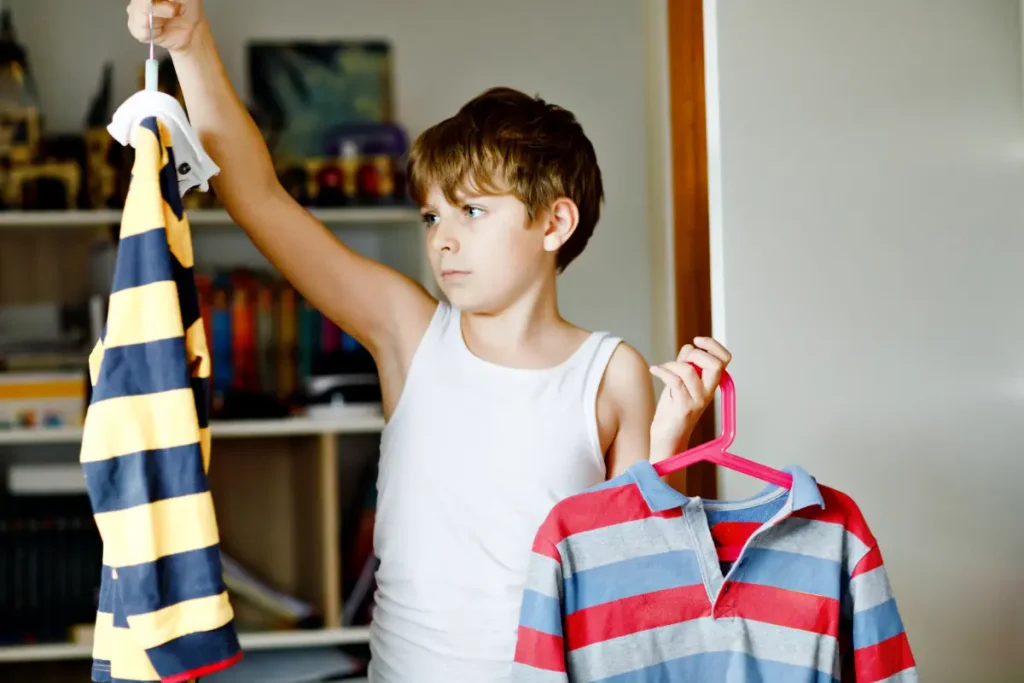 Favorire l'autostima nel bambino lasciando libero di prendere decisioni in automia in piccoli ambiti come l'abbigliamento